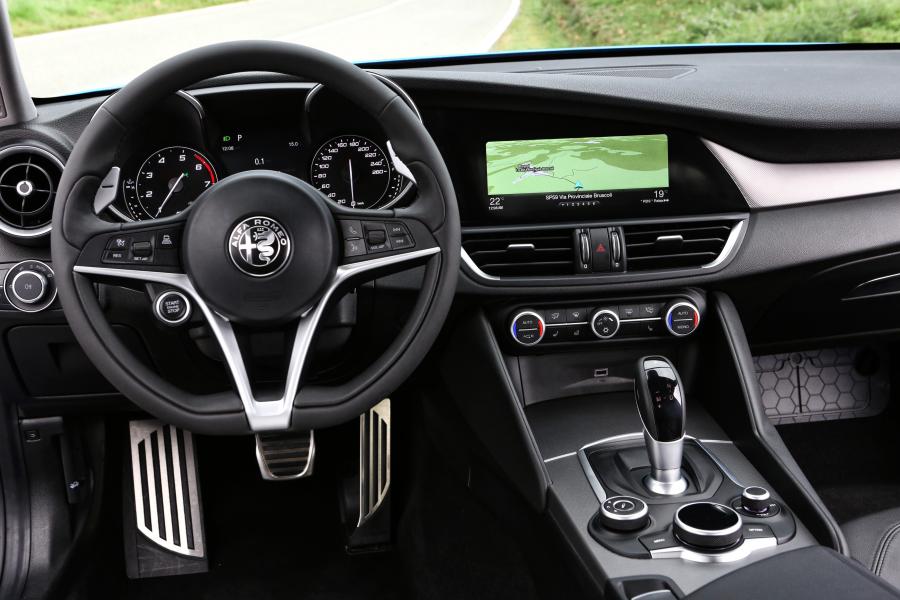 Интерьер Alfa Romeo Giulia Veloce Q4 (952) 2016 года  (фото 15 из 45)